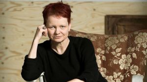 I sin bok synar Malin Lindroth normer, den heteronormativa synen på kärlek, makt och maktlöshet. Bild på författaren Malin Lindroth.