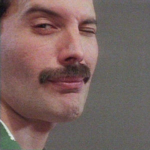 Freddie Mercury iskee silmää.