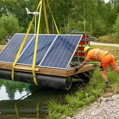 Haavi-Heikkiä eli mikromuoveja suodattavaa laitteistoa lasketaan vesille.