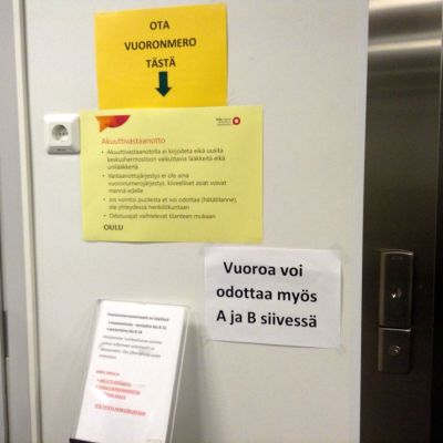 Oulun Kontinkankaan akuuttivastaanotolle tulija ohjeistetaan toimimaan oikein.