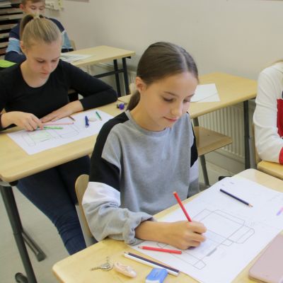 Oppilaat piirtävät