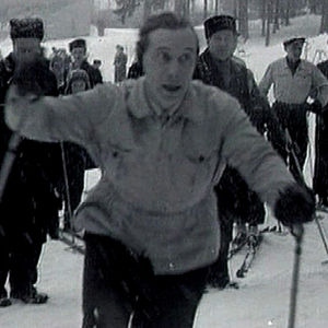 Väinö Leskinen hiihtää.