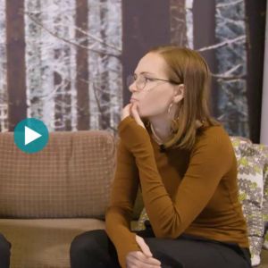 Teini-ikäinen ja vanhoja naisia suku puoli