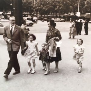 Sakarin perhe Pariisin katuvilinässä 1950-luvulla.