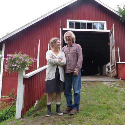Kira Boesen-Muhonen ja Matti Muhonen oman teatterinsa ovella Savonlinnan Muhasaaressa.