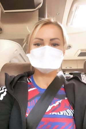 Annimari Korte fick ta på sig ett munskydd innan hon blev dopningstestad. Annimari Korte med munskydd på dopningstest.