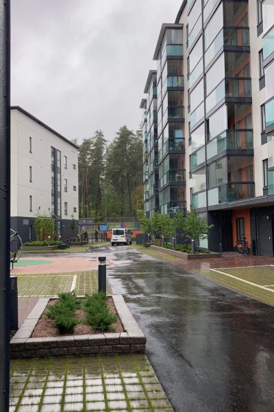 Höghus,vädret är mulet. Gårdarna ser städiga ut.