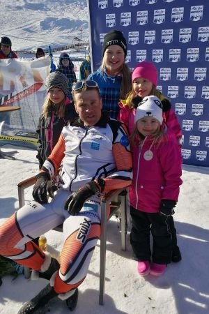 Efter världsrekordloppet var känslan att träffa familjen obeskrivlig. Här tillsammans med döttrarna: Wanja, Wilma, Wenla och Wilja. Hans Mäenpää ute i snön sittande på stol omgiven av döttrarna Wanja, Wilma, Wenla och Wilja. .