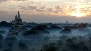 Soluppgången över Bagan i Burma var som taget ur en fantasyfilm. Magdalena Lindroos vid Bagan2