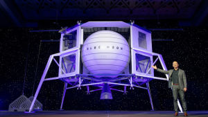 Världens rikaste man Jeff Bezos visar upp sitt rymdföretag Blue Origins månlandare Blue Moon på en mässa 2019. Med extrafinansieringen man fått av NASA förväntar sig Bezos att landaren kommer klara månlandningen 2024 galant. Jeff Bezos visar upp månlandaren Blue Moon.
