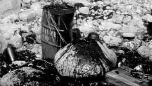 Rafaelin öljytuhon jälkiä Porvoon saaristossa. Öljyä ja tavaroita rantakivikossa. Neuvostoliittolaisen Rafael-tankkerin öljyonnettomuuden jälkiä Porvoon saaristossa keväällä 1970.