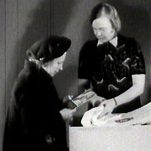 Äiti vastaanottaa äitiyspakkauksen (1948).