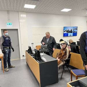 Itä-Uudenmaan käräjäoikeudessa alettiin maanantaina 10. lokakuuta 2022 käsitellä helsinkiläisen ja espoolaisen katujengin ammuskelua. Kuvassa helsinkiläisjengin johtohahmona pidetty Milan Jaff, joka on aiemmin tuomittu kymmeneksi vuodeksi ehdottomaan vankeuteen. Kuvassa myös hänen asianajajansa Matti Penttinen.