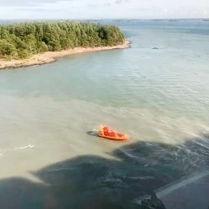 En resenärs bild tagen i dag efter grundstötningen. En räddningsbåt utanför Viking Amorella som gått på grund utanför Åland den 20 september.