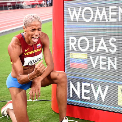Yulimar Rojas jublar efter nytt världsrekord.