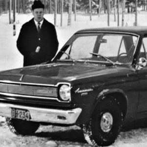 Toimittaja esittelee autoa Moottoriruutu-ohjelmassa