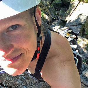 Monica Eklund klättrar