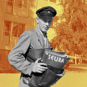 Postipoika Martikainen jakaa Seura-lehteä Herttoniemessä.