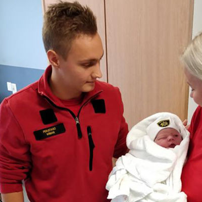 Jens Wiman med kollega i ambulansen hjälpte babyn till världen. Foto: Västra Nylands Räddningsverk.