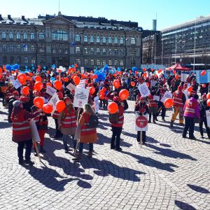 Hoitajien mielenilmaus kokoontuu Helsingin Rautatientorilla lauantaina. Kuvassa mielenosoittajia torilla.