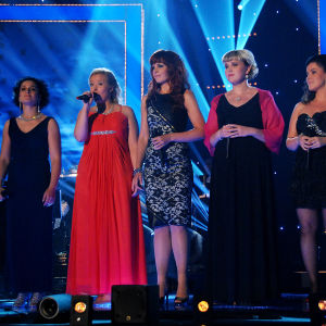 Naiset laulavat lavalla