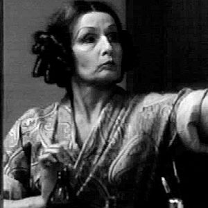 Marja Korhonen katsoo itseään peilistä (1972).