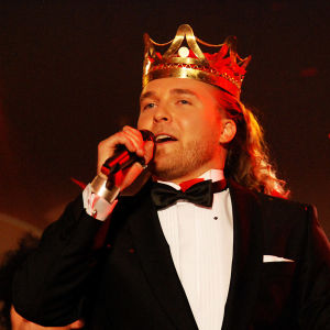Tangokuningas Teemu Roivainen laulaa kruunu päässään.
