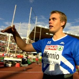 Ari Mannio näyttää kädellään miten keihäs lensi EM-pronssille 2012.