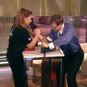 Kädenväännön kaksinkertainen maailmanmestari Tarja Tähtinen vieraili tammikuussa 2005 Ykkösen aamu-tv:ssä