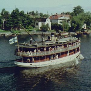 Saimaalla oli vielä 1950-luvulla vilkas laivaliikenne. Matkustajat saattoivat ihailla Saimaan maisemia sisävesihöyrylaivojen kyydistä.