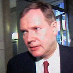 Pääministeri Paavo Lipponen kiirehtii toimittajien ohi.