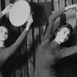 Kaksi naista tamburiinin kanssa