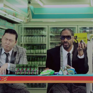 PSY och Snoop dricker sprit och äter nudlar.