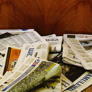 Sanomalehtiä lattialla