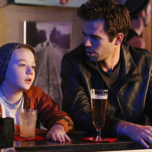 About A Boy-sarjan Marcus (Benjamin Stockham) ja Will (David Walton)