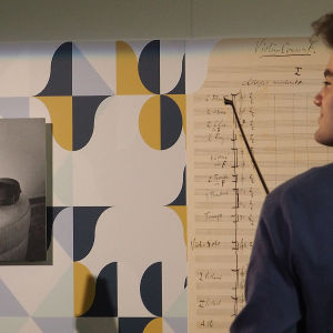Musiikkitalon ala-aulan näyttelyssä on mm. kuva Sibeliuksen viulukonserton käsikirjoituksesta.