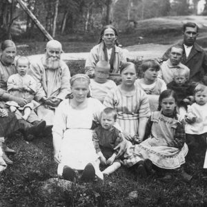 På 1920-talet placerades ryska flyktingar i läger bland annat i Kyminlinna. Läger fanns också i Uleåborg, Maikkula och Lieksa.