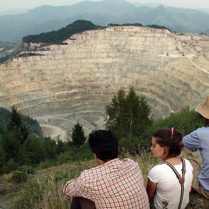 Romanialaisen Rosia Montanan kyläläiset ovat eläneet pittoreskissa kylässään vuosisatoja. Nyt kylää uhkaa kansainvälinen kaivosyritys joka haluaa kaivaa kylän alta kultaa.