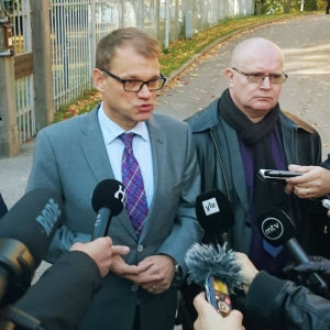 Statsminister Juha Sipilä möter journalister utanför Villa Bjälbo, 5 oktober 2016.