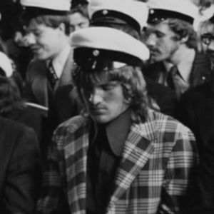 Risto Kauppila istuu ylioppilasjuhlassa 1972.