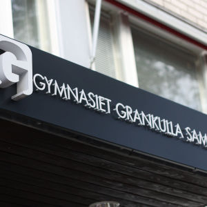 Ingången till Gymnasiet Grankulla samskola.