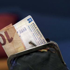 Lompakosta pilkottaa 10 euron seteli ja kelakortti