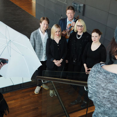 Sibelius-viulukilpailun 2015 Ylen toimittajat ja asiantuntijat valokuvauksessa.