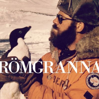 En man med en pingvin.