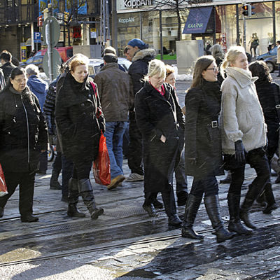 Folk på stan i Helsingfors centrum.