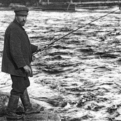 Juhani Aho kalastaa Huopanankoskella vuonna 1912. Kuvan on ottanut hänen hyvä kalakaverinsa, asemapäällikkö Rudolf Ahonius.