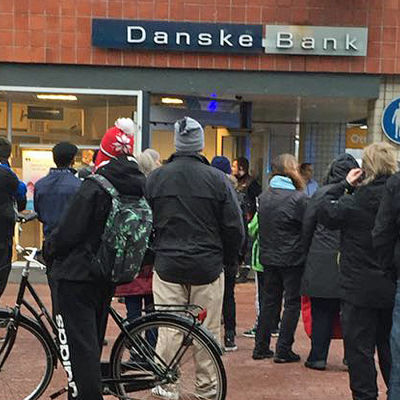 Människor har samlats utanför Danske bank i östar centrum.