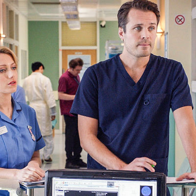 Holby Cityn sairaala: sairaanhoitaja Cara Martinez (Niamh Walsh) ja sydänlääkäri Oliver Valentine (James Anderson).