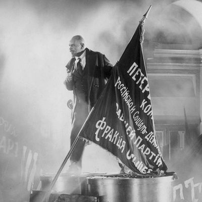 Lenin pitää puhetta väkijoukolle Sergei Eisensteinin elokuvassa Lokakuu
