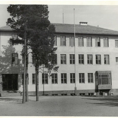 En svartvit bild av den nybyggda Virkby samskola.